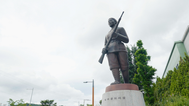 박차정 의사는 조선의용대 부녀복무단을 지휘하며 직접 총칼을 들고 선봉에 섰다.
