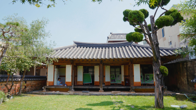 부산 동래구 도시철도 4호선 낙민역 인근 박차정 의사 생가가 복원되어 있다.