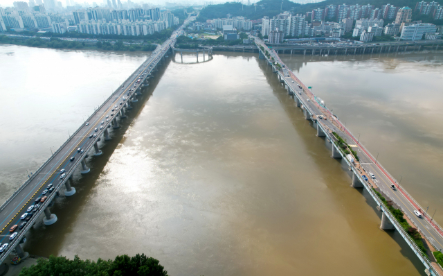 전국적으로 장마가 일시 소강 상태로 접어든 19일 서울 광진교, 천호대교 인근 한강이 흙탕물로 변해있다. 연합뉴스