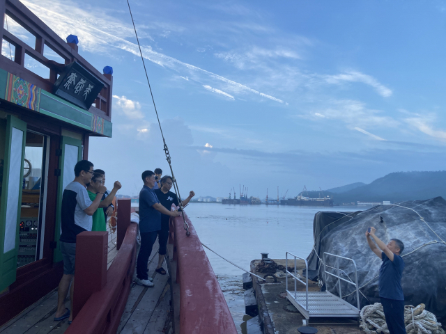 출항에 앞서 선장과 선원들이 안전 항해를 다짐하며 손을 불끈 쥐었다.