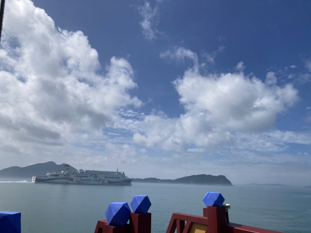 부산으로 향하는 조선통신사선이 진도앞바다를 항해하고 있다. 왼편으로 목포에서 제주로 가는 퀸메리호가 지나가고 있다.