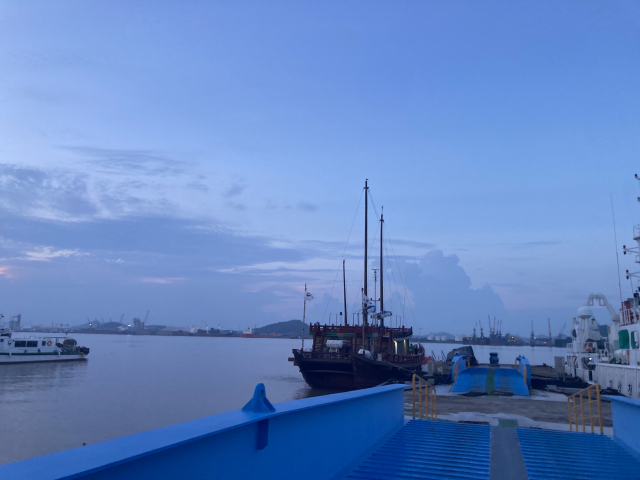 목포남항에서 출항을 앞두고 대기하는 조선통신사선.