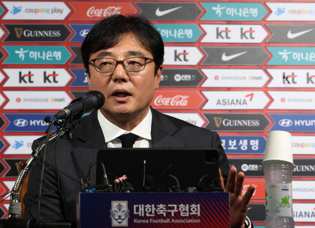 황선홍 감독(사진)이 이끄는 2023 항저우 아시안게임 남자 축구 대표팀은 27일 항저우 아시안게임 축구 조 추첨에서 바레인·태국·쿠웨이트와 E조에 포함돼 조별 예선을 치르게 됐다. 연합뉴스