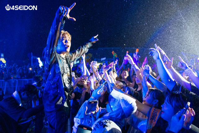 2023 포세이돈 워터 뮤직 페스티벌이 열린 29일 부산 아시아드 보조경기장에서 참가자들이 케이팝(K-POP), 힙합, 이디엠(EDM) 아티스트들의 공연을 워터 이벤트와 함께 즐기고 있다. 에이투제트이엔티