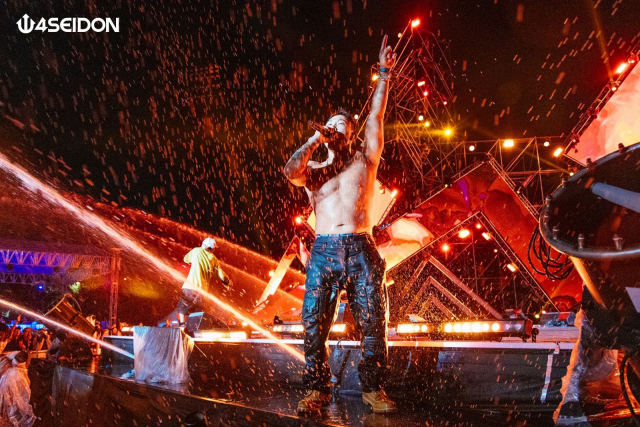 2023 포세이돈 워터 뮤직 페스티벌이 열린 29일 부산 아시아드 보조경기장에서 참가자들이 케이팝(K-POP), 힙합, 이디엠(EDM) 아티스트들의 공연을 워터 이벤트와 함께 즐기고 있다. 에이투제트이엔티