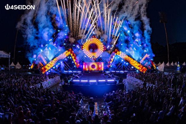2023 포세이돈 워터 뮤직 페스티벌이 열린 29일 부산 아시아드 보조경기장에서 참가자들이 케이팝(K-POP), 힙합, 이디엠(EDM) 아티스트들의 공연을 워터 이벤트와 함께 즐기고 있다. 에이투제트이엔티