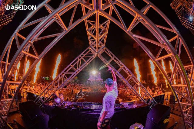 2023 포세이돈 워터 뮤직 페스티벌이 열린 29일 부산 아시아드 보조경기장에서 참가자들이 케이팝(K-POP), 힙합, 이디엠(EDM) 아티스트들의 공연을 워터 이벤트와 함께 즐기고 있다. 에이투제트이엔티