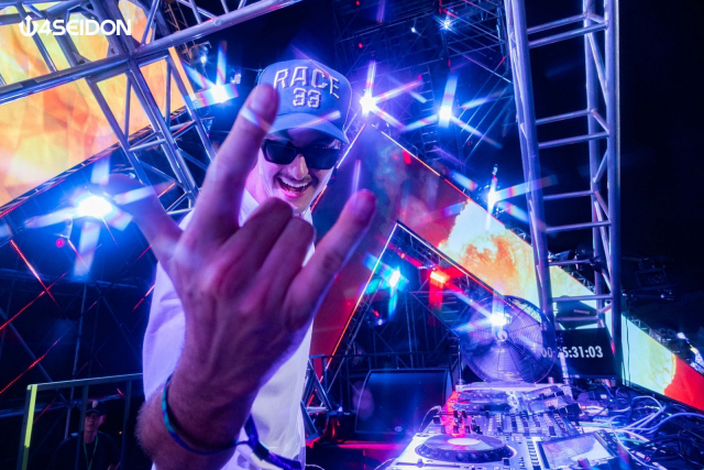 2023 포세이돈 워터 뮤직 페스티벌이 열린 29일 부산 아시아드 보조경기장에서 참가자들이 케이팝(K-POP), 힙합, 이디엠(EDM) 아티스트들의 공연을 워터 이벤트와 함께 즐기고 있다. 에이투제트이엔티