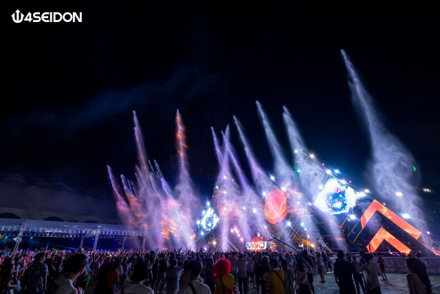 2023 포세이돈 워터 뮤직 페스티벌이 열린 29일 부산 아시아드 보조경기장에서 참가자들이 케이팝(K-POP), 힙합, 이디엠(EDM) 아티스트들의 공연을 워터 이벤트와 함께 즐기고 있다. 에이투제트이엔티