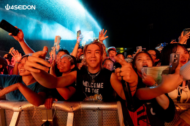 2023 포세이돈 워터 뮤직 페스티벌이 열린 29일 부산 아시아드 보조경기장에서 참가자들이 케이팝(K-POP), 힙합, 이디엠(EDM) 아티스트들의 공연을 워터 이벤트와 함께 즐기고 있다. 에이투제트이엔티