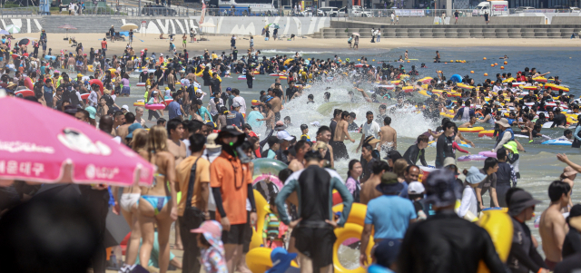 기후변화로 인해 2100년에는 지금보다 해수욕이 가능한 일수가 최대 60일까지 늘어날 것으로 예측된다. 지난달 30일 부산 해운대구 해운대해수욕장. 김종진 기자 kjj1761@