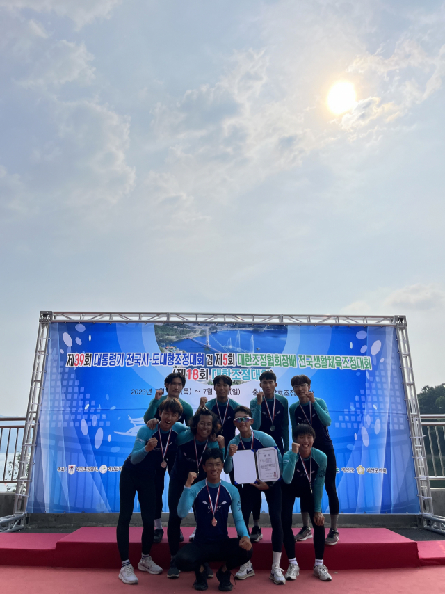 ‘제18회 대학조정대회’에서 UNIST는 남자부 유타포어와 에이트 부문에서 각각 우승과 준우승을 했다. 사진은 에이트 부문 참가자들. UNIST 제공