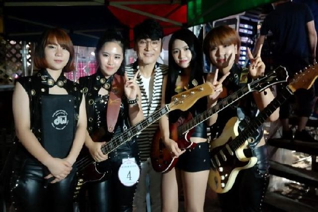 <YONHAP PHOTO-0586> 현인가요제 동상 받은 함평고 록 그룹 (함평=연합뉴스) 제10회 부산 현인가요제에서 동상을 받은 전남 함평고등학교 4인조 록 그룹 여우별 밴드(2학년 백유린·이슬, 3학년 백채린·김다슬). 2014.8.10 <<함평고 제공>> shchon@yna.co.kr/2014-08-10 10:01:27/ <저작권자 ⓒ 1980-2014 ㈜연합뉴스. 무단 전재 재배포 금지.> 2014.08.10 부산일보DB