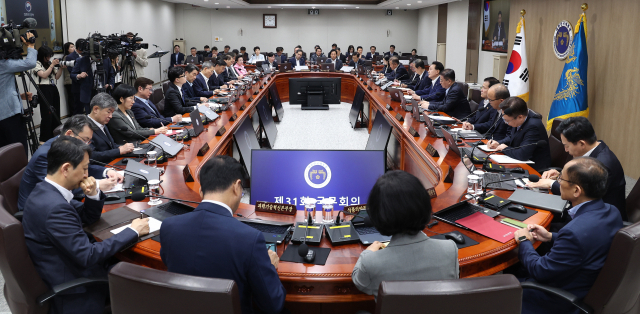 윤석열 대통령이 1일 서울 용산 대통령실 청사에서 국무회의를 주재하고 있다. 연합뉴스