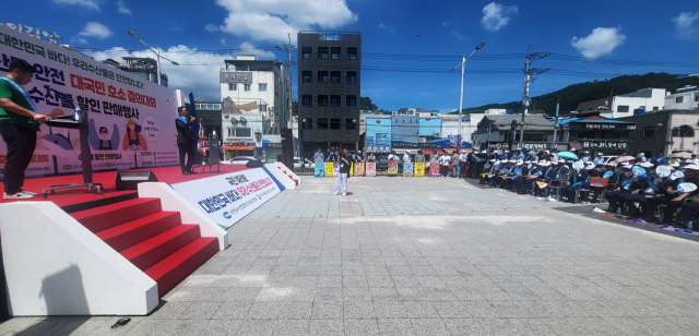 경남 어민 1500여 명이 수산 1번지 통영에 집결해 ‘수산물 안전 대국민 호소 결의대회’를 열었다. 우리수산물지키기운동본부 지홍태 위원장이 인사말을 하고 있다. 김민진 기자