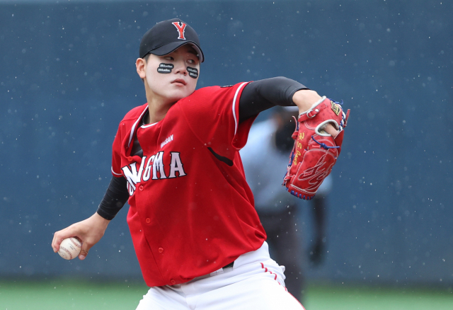마산 용마고 3학년 투수 장현석은 1일 2024 KBO 신인 드래프트에 참석하지 않고 미국 프로야구 메이저리그(MLB)에 도전한다고 선언했다. 연합뉴스