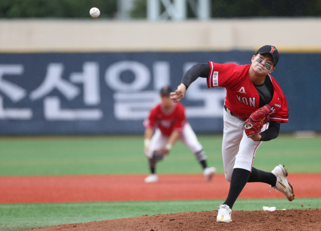 마산 용마고 3학년 투수 장현석은 1일 2024 KBO 신인 드래프트에 참석하지 않고 미국 프로야구 메이저리그(MLB)에 도전한다고 선언했다. 연합뉴스