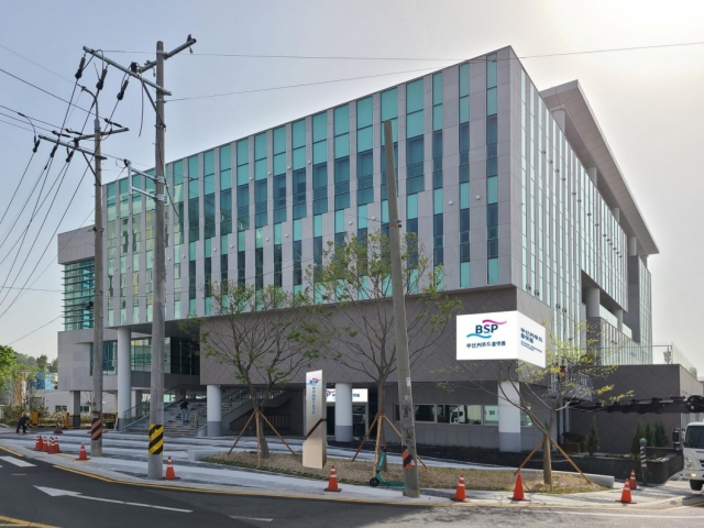 부산시가 9월부터 수산식품 기업 맞춤형 통합 지원을 위한 부산씨푸드플랫폼을 본격 운영한다. 부산 사하구 신평장림공단 내 부산씨푸드플랫폼전경. 부산일보 DB