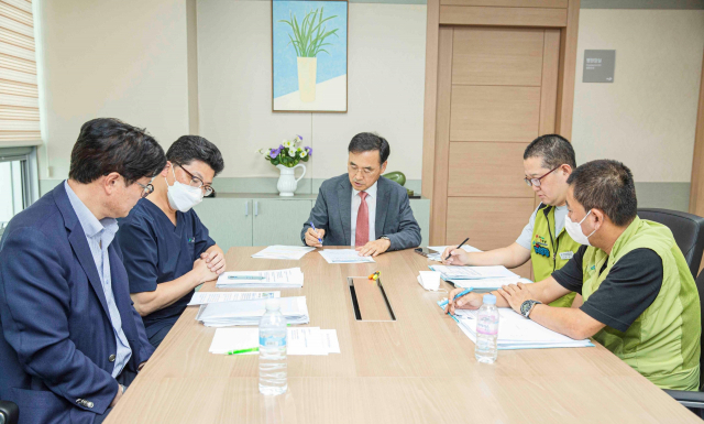 부산대병원 파업이 마무리된 1일 부산대병원 노사 대표자가 합의문에 서명하고 있다. 부산대병원 제공