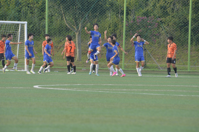 지난달 31일 경남 고성군 스포츠파크 4구장에서 열린 제60회 청룡기 전국고교축구대회 준결승전 전북 전주공고와 경남 범어고의 경기에서 전반 8분 범어고의 류동운(가운데)이 선제골을 넣고 동료들과 기뻐하고 있다. 범어고는 전주공고와 전후반 2-2로 비긴 뒤 승부차기 끝에 5-4로 이겨 창단 후 처음으로 전국대회 결승에 진출했다.