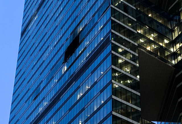 1일 드론 공격으로 손상을 입은 러시아 모스크바 고층빌딩. 타스연합뉴스