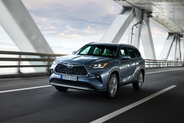 지난달 출시된 토요타의 대형 SUV(스포츠유틸리티차량) ‘하이랜더’는 3열 시트와 실연비 L당 17km대 등으로 패밀리카나 장거리 레저용 차량으로 인기가 높을 것으로 예상된다. 사진은 국내 미디어 시승회에서의 주행 장면. 한국토요타자동차 제공