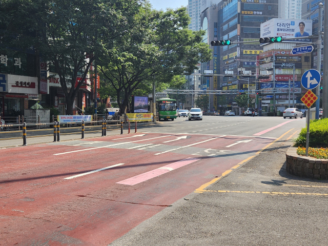 부산 부산진구 양정동 양정교차로. 편도 3차선 도로 노면 표시가 모호해 운전자에게 혼란을 주고 있다. 나웅기 기자 wonggy@