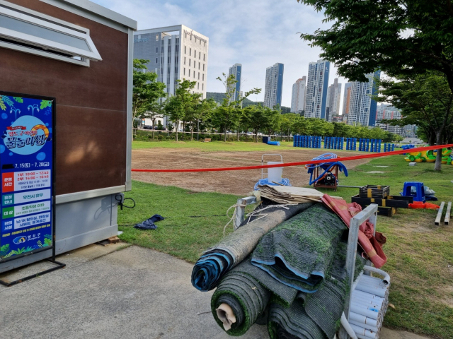 동삼혁신지구발전대책위원회는 부산 영도구청의 무리한 축제 진행으로 주민 친수공간인 아미르 공원이 훼손됐다고 비판했다. 아미르 공원 잔디 광장이 훼손된 모습. 김준현 기자 joon@