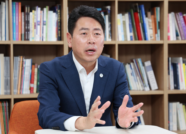 최근 국민의힘 부산시당위원장으로 선출된 전봉민 국회의원이 <부산일보>와의 인터뷰에서 “무슨 수를 써서라도 부산 의석수 18석을 지켜 내겠다”고 단호한 입장을 밝히고 있다. 강선배 기자 ksun@