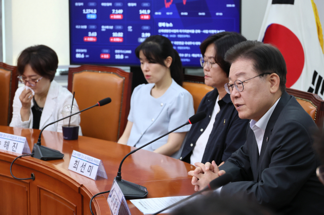 더불어민주당 이재명 대표가 31일 오후 국회에서 열린 10·29 이태원 참사 유가족 간담회에서 발언하고 있다. 연합뉴스