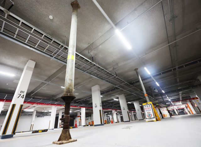 1일 경기도 오산시 세교2 A6 블록 아파트 주차장에 보강 작업을 위한 잭 서포트가 설치돼 있다. 국토교통부는 전날 지하 주차장 철근을 빠뜨린 한국토지주택공사(LH) 아파트 15개 단지를 공개했다. 연합뉴스