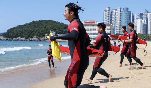 올 부산지역 해수욕장에서 입수시간 후 바다에 들어가는 등 이용객의 안전불감증이 만연하다는 지적이 나온다. 해운대해수욕장에서 민간수상구조대원들이 인명구조훈련하는 모습. 부산일보DB