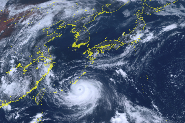1일 일본 오키나와현으로 이동하는 대형 태풍 '카눈'(Khanun)의 위성 사진을 일본 정보통신위성기구(NICT)가 공개했다. 카눈은 오키나와현의 현청 소재지인 나하시 남동쪽에서 북서쪽으로 시속 약 20㎞로 진행 중이며, 이에 따라 오키나와섬에 있는 일부 지역에 풍랑 및 폭풍 경보, 피난 지시가 내려졌다. 연합뉴스