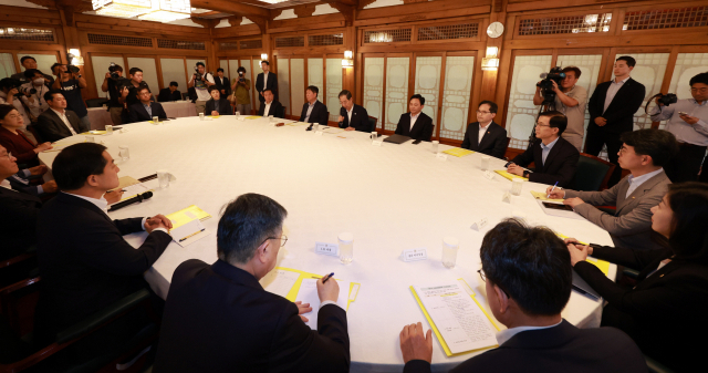 여권이 ‘순살 아파트’ 사태와 관련해 국회 국정조사 등 가용 수단을 총동원하는 전방위 대응에 나섰다. 한덕수 국무총리가 2일 오후 서울 종로구 총리 공관에서 열린 고위 당정협의회에 참석해 발언하고 있다. 연합뉴스