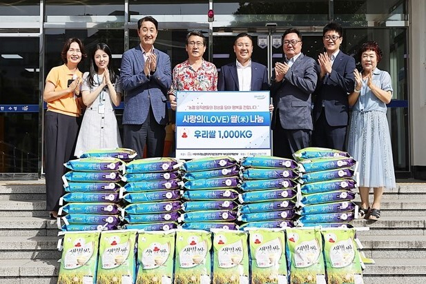 (사)우리농업지키기운동본부·NH농협은행, 성품 전달