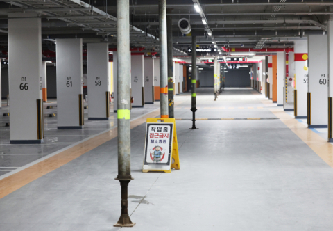2일 오후 한국토지주택공사(LH)가 발주한 경기도 오산시의 한 아파트 지하 주차장에 보강 공사를 위한 잭 서포트(전단보강 기둥)가 설치돼 있다. 연합뉴스
