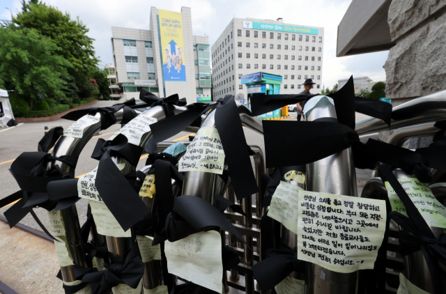 서울시교육청 정문에 달린 추모 리본. 연합뉴스