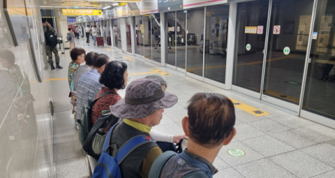 어르신들 지하철 '도시 산책' 갈 데 없는 그들의 궁여지책[MZ 편집국] 