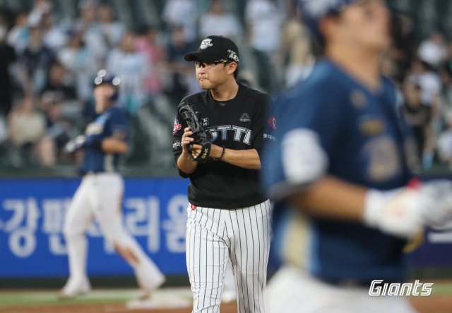 롯데 자이언츠 투수 박세웅은 3일 부산 사직구장에서 열린 NC 다이노스와의 시즌 11차전 경기에서 7이닝 3실점 8피안타 퀄리티 스타트를 기록한 뒤 마운드를 내려갔다. 롯데 자이언츠 제공