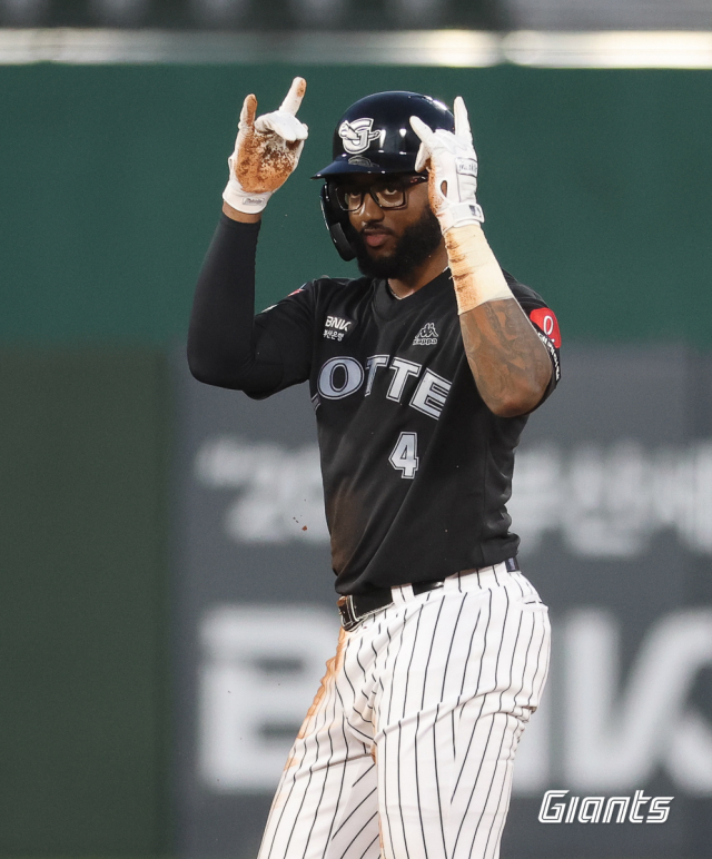 롯데 자이언츠 내야수 니코 구드럼이 3일 부산 사직구장에서 열린 NC 다이노스와의 시즌 11차전 경기에서 4회 2루타를 치고 나간 뒤 세리머니를 하고 있다. 롯데 자이언츠 제공
