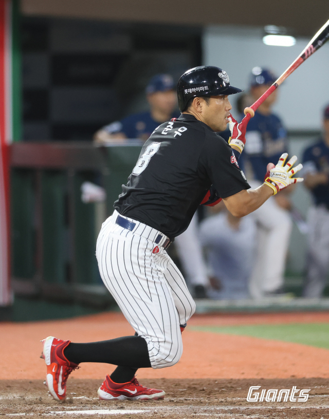 롯데 자이언츠 타자 전준우는 3일 부산 사직구장에서 열린 NC 다이노스와의 시즌 11차전 경기에서 4회 1타점 선취 안타를 뽑아냈다. 롯데 자이언츠 제공