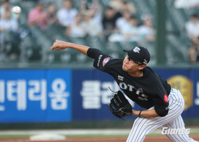 롯데 자이언츠 투수 박세웅은 3일 부산 사직구장에서 열린 NC 다이노스와의 시즌 11차전 경기에서 7이닝 3실점 8피안타 퀄리티 스타트를 기록한 뒤 마운드를 내려갔다. 롯데 자이언츠 제공