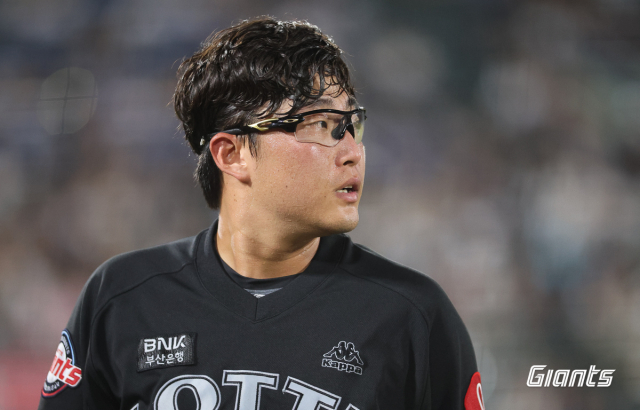 롯데 자이언츠는 3일 부산 사직구장에서 열린 NC 다이노스와의 시즌 11차전 경기에서 1-8로 패했다. 롯데 선발 투수 7이닝 3실점 8피안타 퀄리티 스타트를 달성했지만, 시즌 6패를 기록했다. 롯데 자이언츠 제공