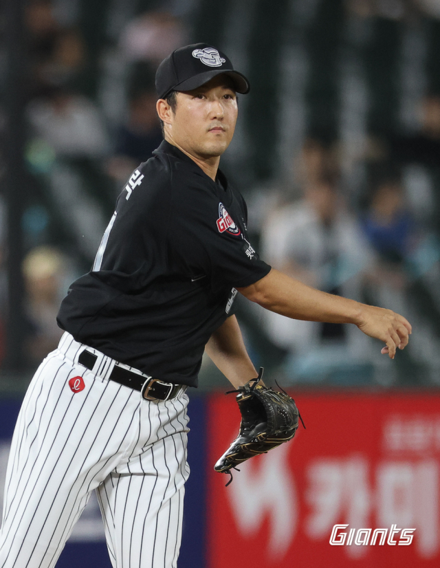 롯데 자이언츠 투수 신정락은 3일 부산 사직구장에서 열린 NC 다이노스와의 시즌 11차전 경기에서 8회 팀의 두 번째 투수로 마운드에 올라 1실점했다. 롯데 자이언츠 제공