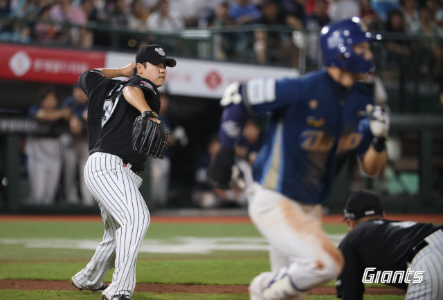 롯데 자이언츠 투수 심재민은 3일 부산 사직구장에서 열린 NC 다이노스와의 시즌 11차전 경기에 8회 팀의 세번째 투수로 마운드에 올랐다. 심재민이 포수 앞 땅볼을 잡아 1루로 던지고 있다. 롯데 자이언츠 제공