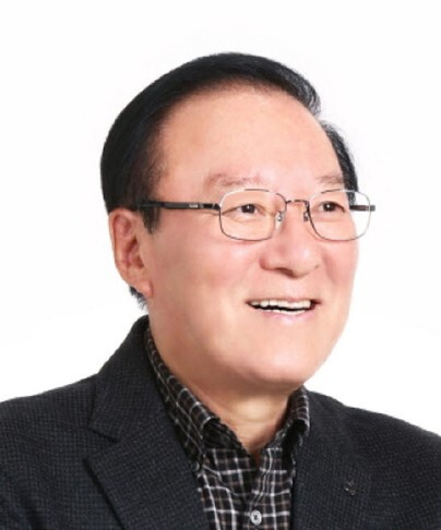 제27회 한국해양문학상 공모전 대상 수상자 이호철 씨. 부산문인협회 제공