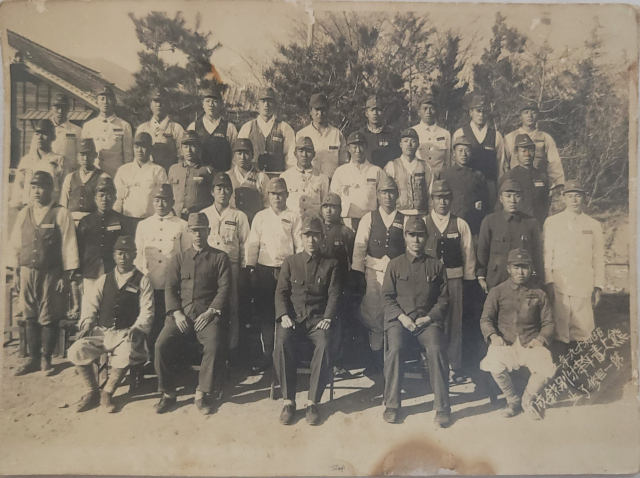 양산시 서민수 팀장이 양산시립박물관에 기증한 일제강점기 웅상지역 관련 자료(웅상청년특별연성소 수료자진-1944년). 양산시 제공양산시 제공