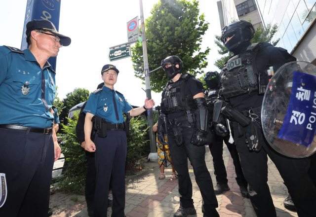 14명의 부상자가 발생한 '분당 흉기 난동' 사건 이후 비슷한 범행을 저지르겠다는 예고성 글이 인터넷에 잇따라 올라온 4일 범행 예고 장소 중 한 곳인 경기도 성남시 오리역에서 홍기현 경기남부경찰청장이 현장을 살펴보고 있다. 연합뉴스