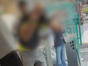 매장에서 난동부리는 A 씨의 모습. 동부경찰서 제공