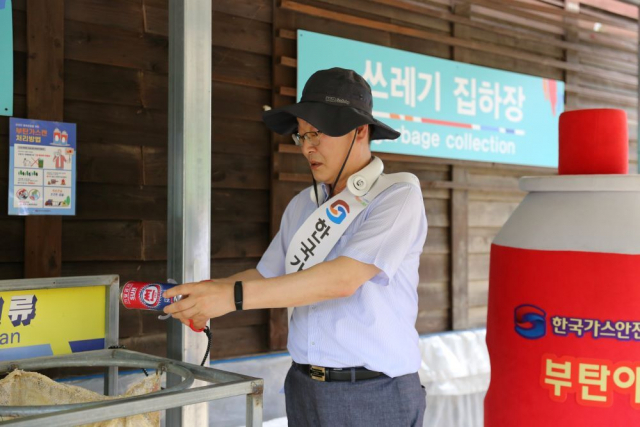 한국가스안전공사 임해종 사장이 폐기 부탄캔의 잔류가스를 제거하고 있다. 가스안전공사 제공